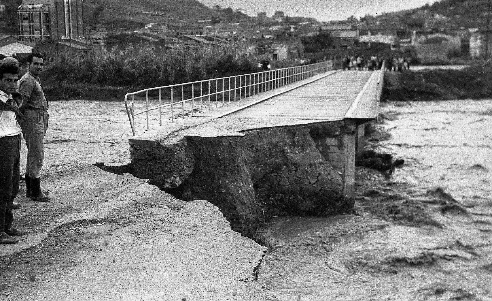 El pont i la riuada